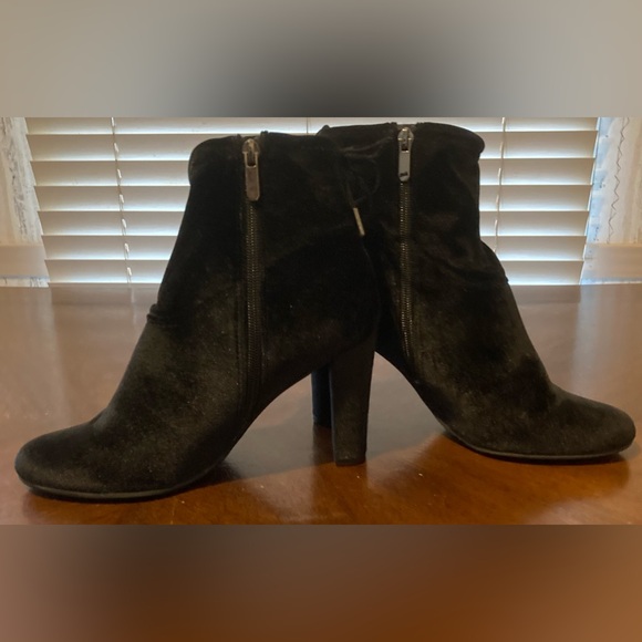 Ladies Size 8.5 Libby Edelman “Justine” Black 3 1/2” Bootie With Soft Satin Feel - Picture 5 of 17